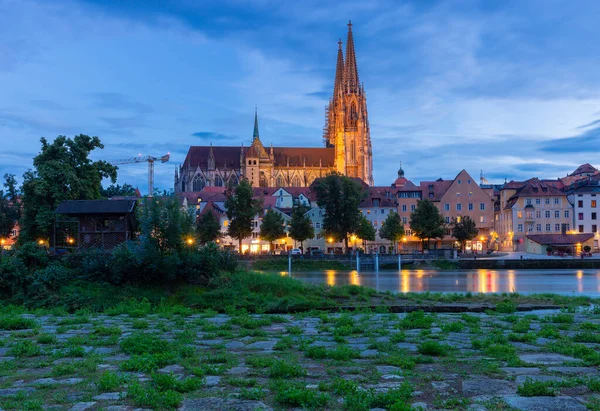 Regensburg Velha Catedral Medieval Margens Danúbio Pôr Sol — Fotografia de Stock