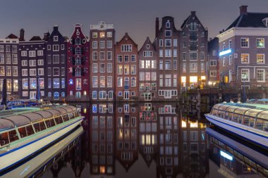 Amsterdam 'ın rıhtımında şafakta ünlü dans evleri.