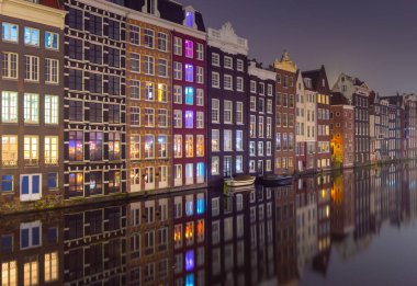 Amsterdam 'ın rıhtımında şafakta ünlü dans evleri.