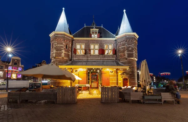 Byggandet av den gamla vägningskammaren vid Nieuwmarkt-torget i Amsterdam. — Stockfoto