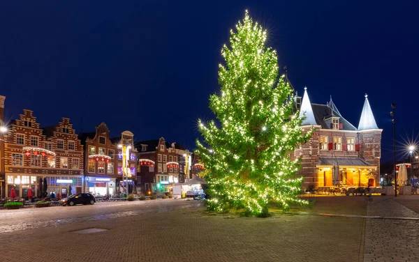 암스테르담에 있는 니우 워마크 광장에 있는 오래 된 웨이트 링 챔버와 크리스마스 트리. — 스톡 사진