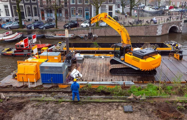 Sanierung der Böschung am Kanal in Amsterdam. — Stockfoto