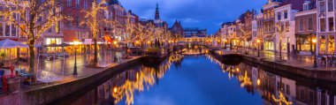 Gündoğumunda Leiden 'daki şehir setinin panoraması.