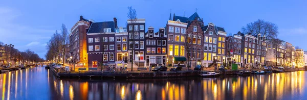 Gün batımında şehrin panoramik manzarası ve evlerin cepheleri. Amsterdam mı? Hollanda.