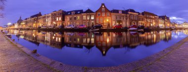 Şehrin setin panoramik manzarası ve gün doğumunda evlerin ön cepheleri. Leiden. Hollanda.