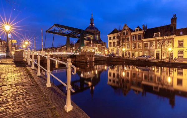 Şehir Seti Manzarası Günbatımında Eski Evlerin Cepheleri Leiden Hollanda — Stok fotoğraf