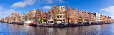 Güneşli bir günde Amsterdam seti panoraması.