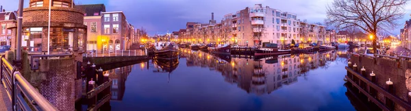 Panorama do dique da cidade em Leiden ao nascer do sol. — Fotografia de Stock