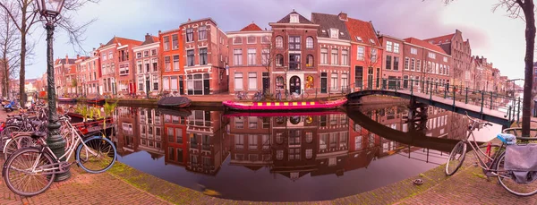 Kilátás a város töltésére Leidenben napkeltekor. — Stock Fotó