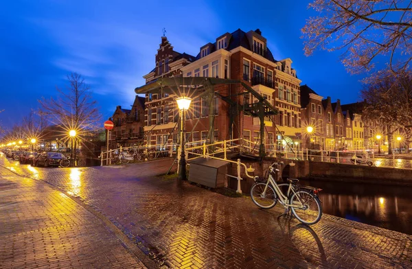 Beautiful old houses on the city embankment of Leiden at sunset. — 图库照片