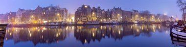 Sisli bir sabahta Amsterdam 'ın rıhtım manzarası.