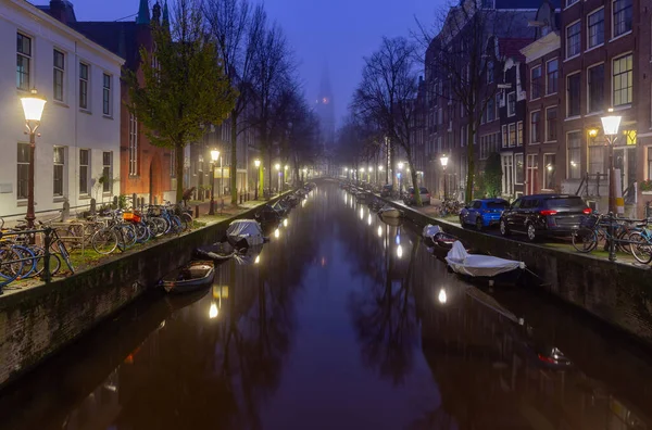 Gün batımında Amsterdam 'ın rıhtımındaki güzel eski evler. — Stok fotoğraf