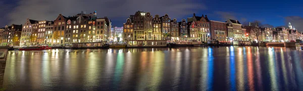 Панорама набережной Амстердама в ночном освещении. — стоковое фото