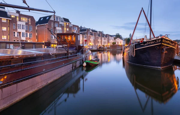 Hermosas casas antiguas en el terraplén de la ciudad de Leiden al atardecer. —  Fotos de Stock