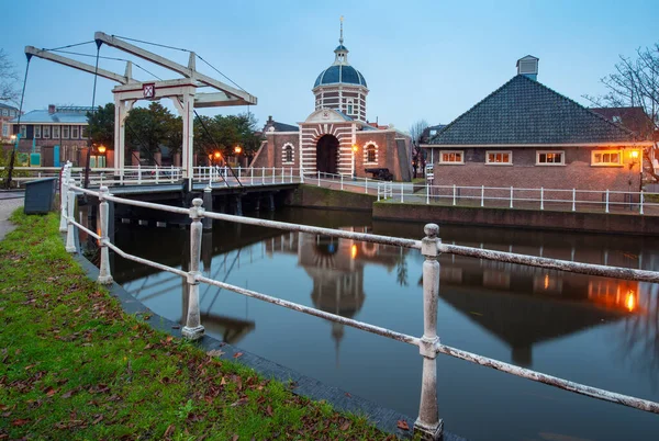 La antigua puerta de la ciudad Morspoort en Leiden al amanecer. —  Fotos de Stock