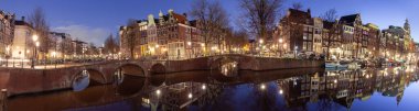 Gün batımında Amsterdam 'ın rıhtım manzarası.