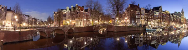 Panorama da orla da cidade de Amsterdã ao pôr do sol. — Fotografia de Stock