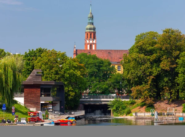 City embankment in Bydgoszcz on a summer day. - Stock-foto