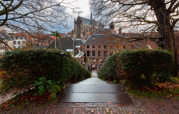 Leiden 'daki eski ortaçağ kilisesi Hooglandse Kerk. — Stok fotoğraf