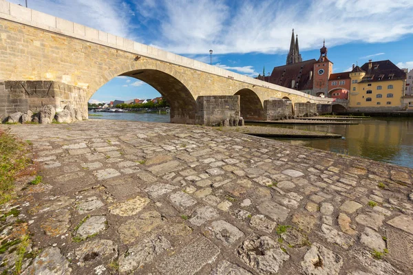 Regensburg Güneşli Bir Günde Tuna Nehri Üzerindeki Eski Taş Köprü — Stok fotoğraf