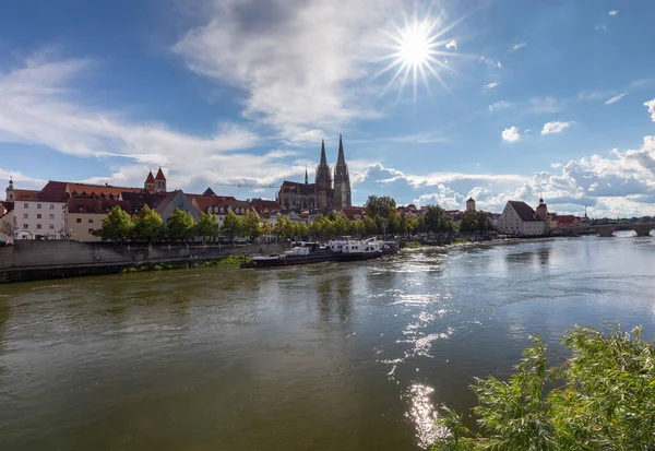 Cidade Medieval Velha Nas Margens Rio Danúbio Dia Ensolarado Regensburg — Fotografia de Stock