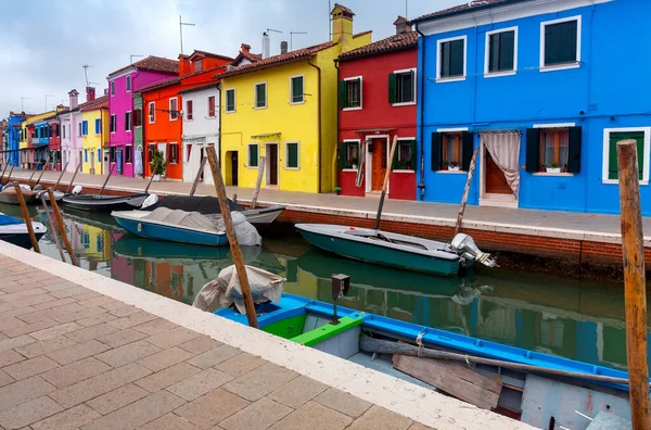 Burano adasındaki geleneksel eski evlerin cepheleri.