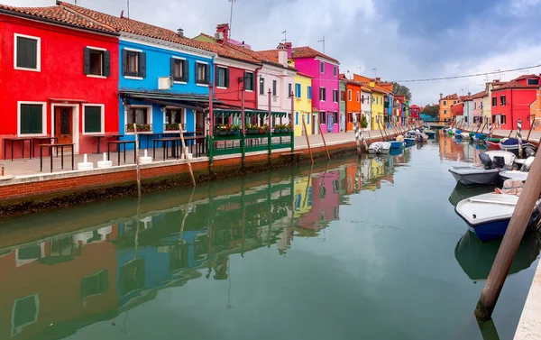 Facades of traditional old houses on the island of Burano. — Stock Photo, Image