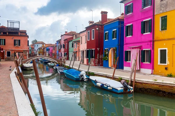 Facades of traditional old houses on the island of Burano. — Stock Photo, Image