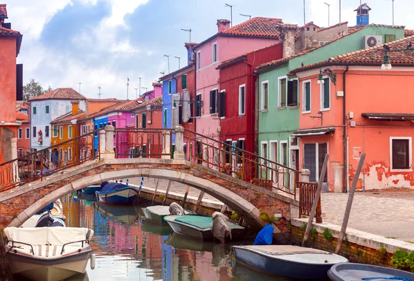 Facades of traditional old houses on the island of Burano. — Stock Photo, Image