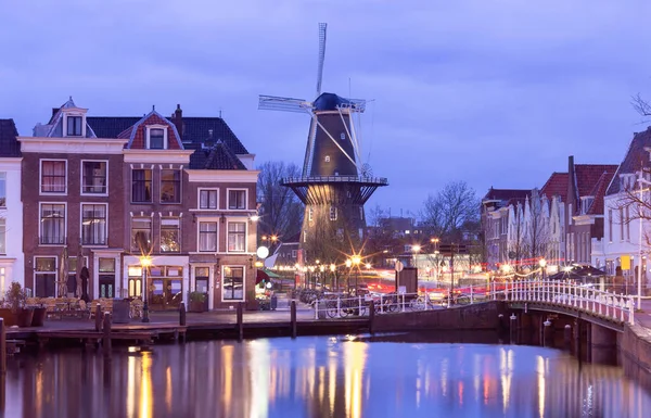 Oude Traditionele Nederlandse Windmolen Het Historische Deel Van Leiden Nederland — Stockfoto