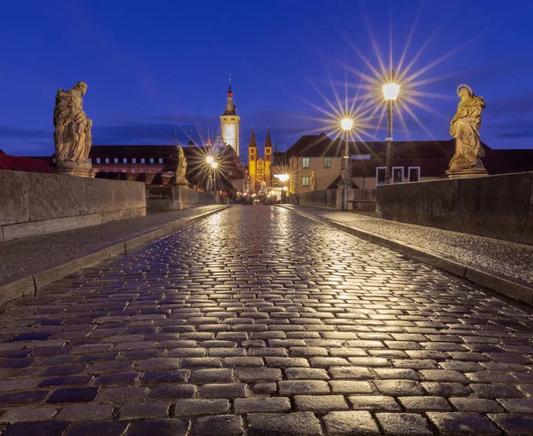 Stary Średniowieczny Kamienny Most Rzeźbami Nocnym Oświetleniu Niemcy Bawaria Wurzburg — Zdjęcie stockowe