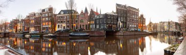 Şehrin setin panoramik manzarası ve şafak vakti evlerin cepheleri. Amsterdam mı? Hollanda.