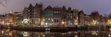 Amsterdam mı? Genelev mahallesindeki eski evlerin cepheleri.