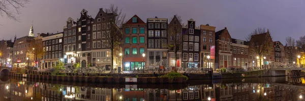 Amsterdam. Gevels van oude huizen in de rosse buurt. — Stockfoto