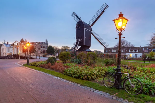 Eine alte Holzmühle am Ufer eines Kanals in Leiden im Morgengrauen. — Stockfoto