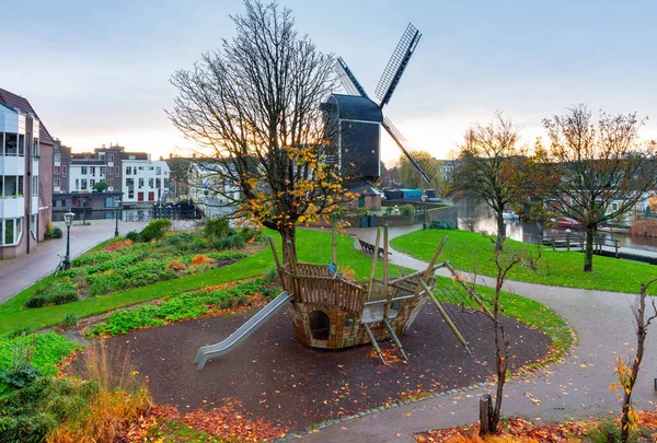 Eine alte Holzmühle am Ufer eines Kanals in Leiden im Morgengrauen. — Stockfoto