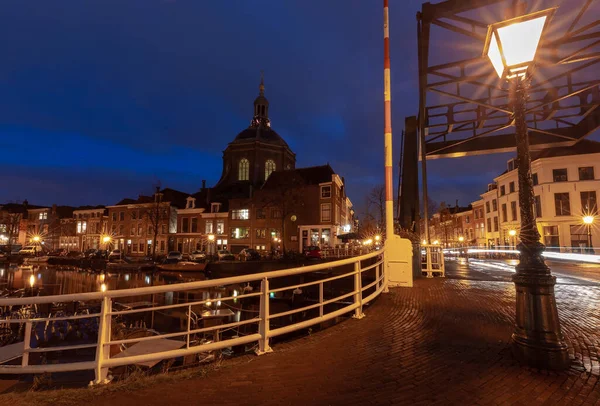 Hermosas casas antiguas en el terraplén de la ciudad de Leiden al atardecer. —  Fotos de Stock