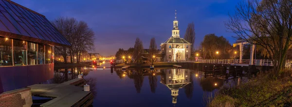 La antigua puerta de la ciudad Zijlpoort en Leiden al amanecer. —  Fotos de Stock