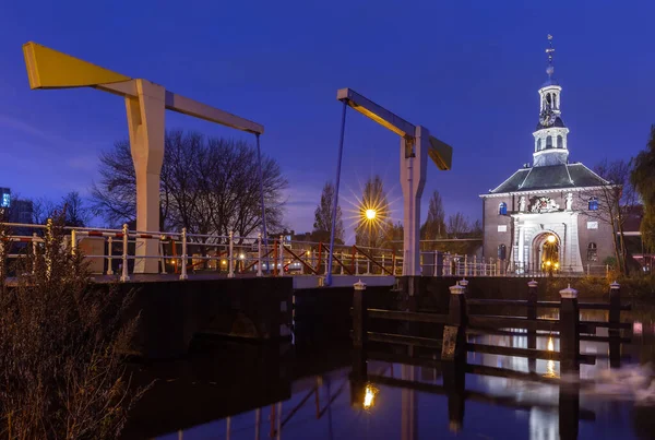 Stara brama miasta Zijlpoort w Leiden o wschodzie słońca. — Zdjęcie stockowe