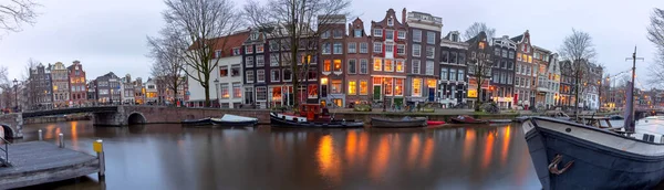 Panoráma a város vízparti Amszterdam naplementekor. — Stock Fotó