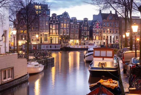 Beautiful old houses on the city waterfront of Amsterdam at sunset. — Foto Stock