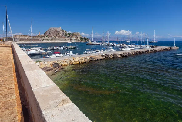Kerkyra. Grekland. Utsikt över kusten och fartyg på en solig dag. — Stockfoto