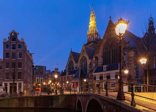 Amsterdam. Oude Kerk kyrka i rött ljus distriktet. — Stockfoto