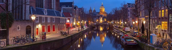 Amsterdam. Fasády starých domů v červené čtvrti. — Stock fotografie