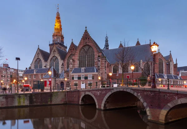 Amsterdam. Oude Kerk kyrka i rött ljus distriktet. — Stockfoto