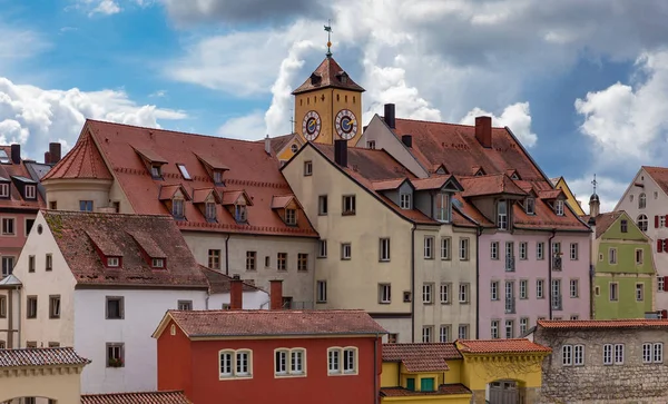 レーゲンスバーグ。旧市街のファサードと瓦屋根の眺め. — ストック写真