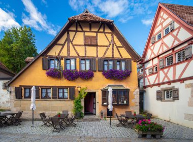 Rothenburg ob der Tauber. Eski ünlü ortaçağ kasabası güneşli bir günde.