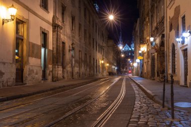 Lvov. Şafakta eski ortaçağ kasaba meydanı.
