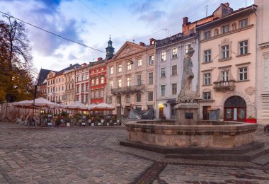 Lvov. Şafakta eski ortaçağ kasaba meydanı.