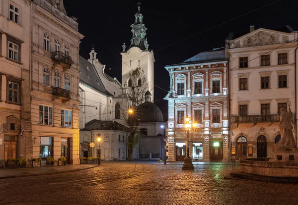 Lwów. Stary średniowieczny plac ratusza o świcie. — Zdjęcie stockowe